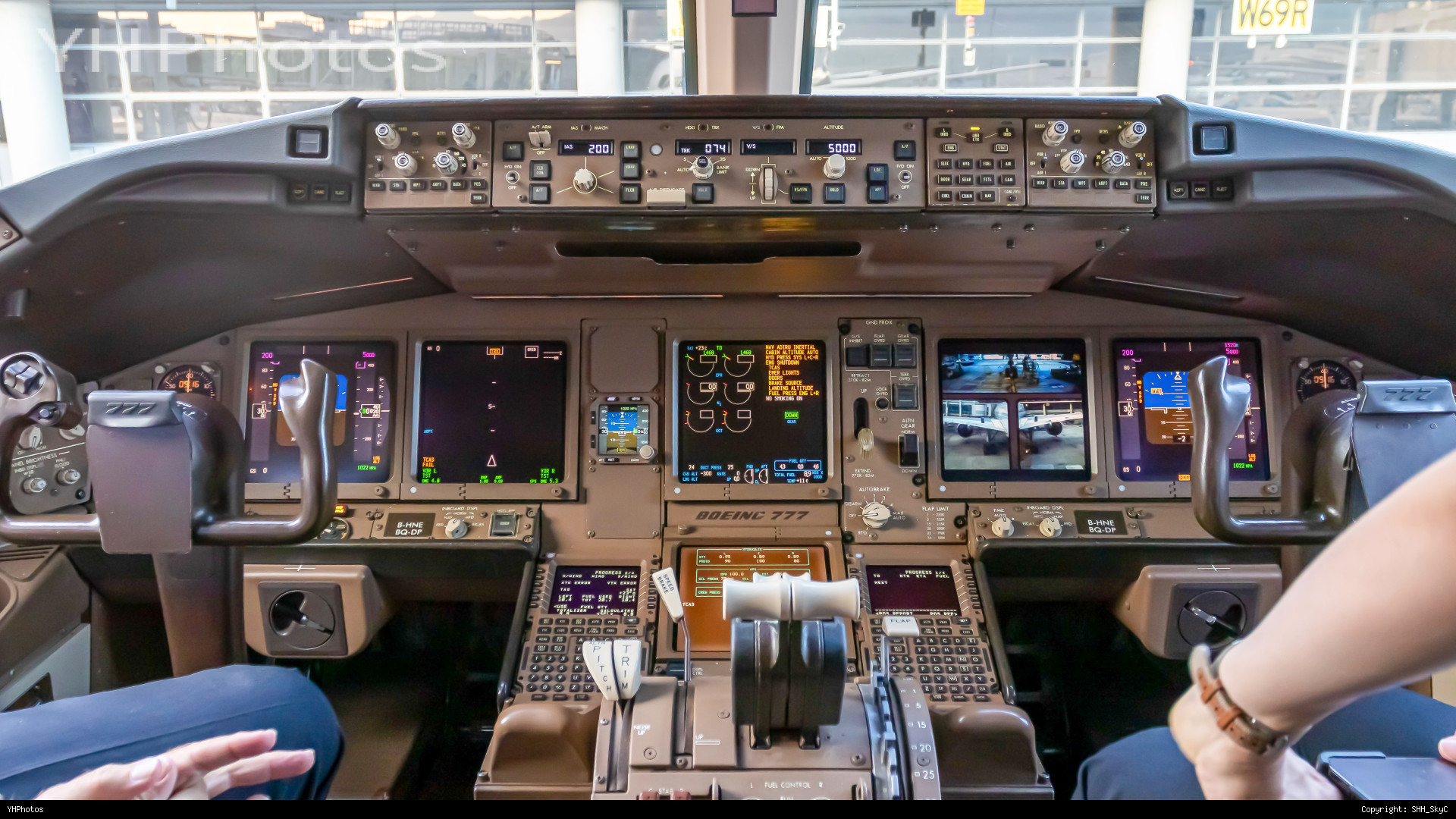 世界上第一架777-300 B-HNE驾驶舱