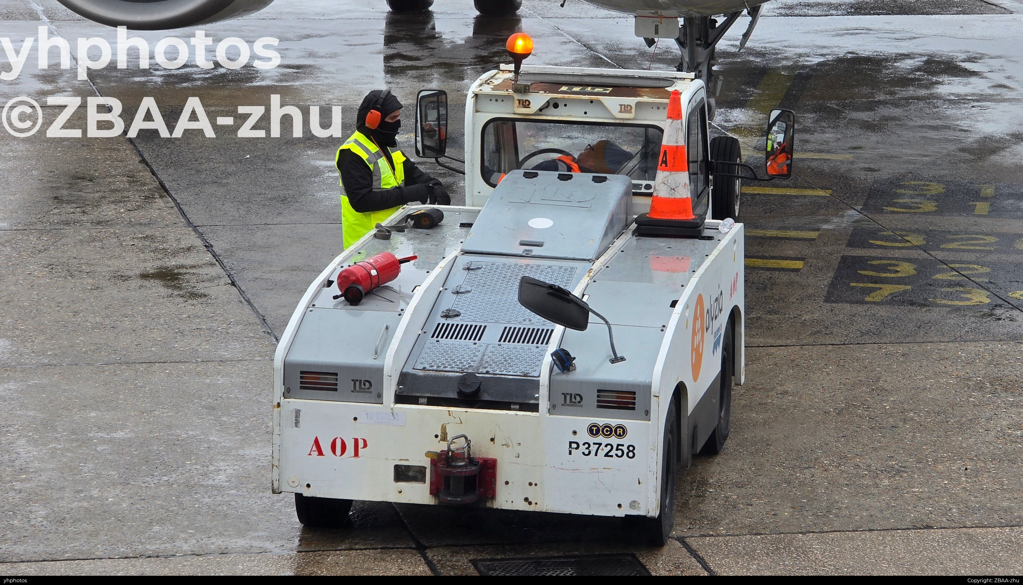 法国奥利国际机场小型抱轮车