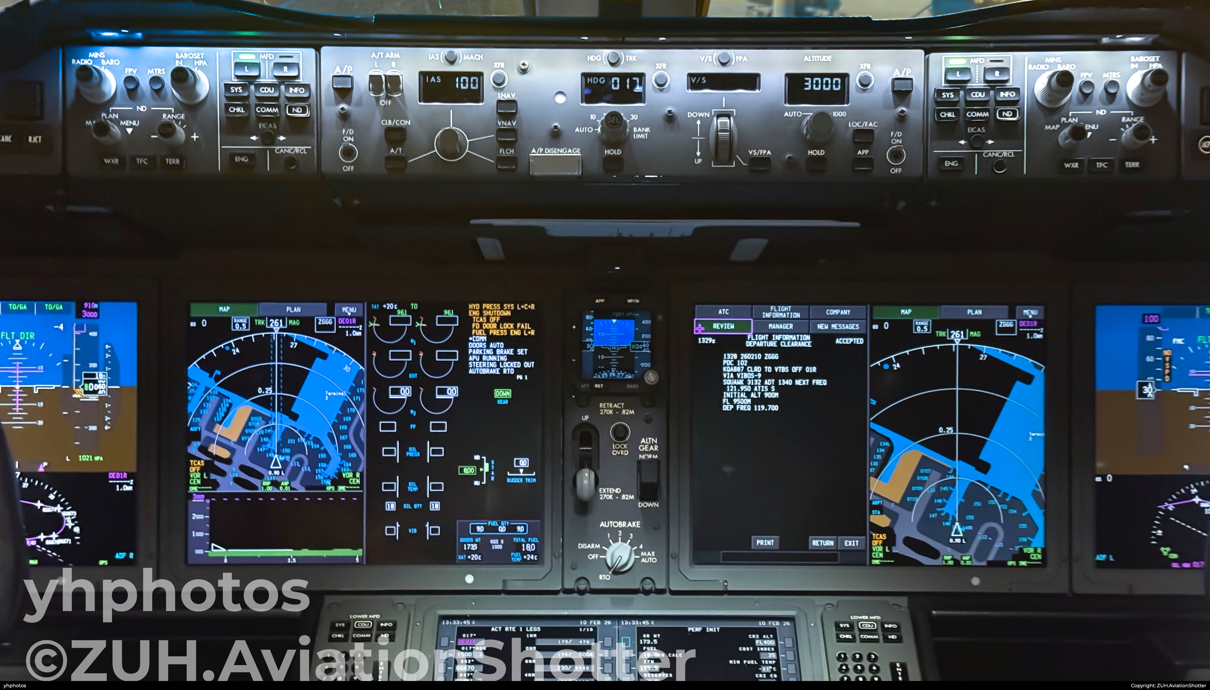 被肯尼亚航空788机长邀参观驾驶舱