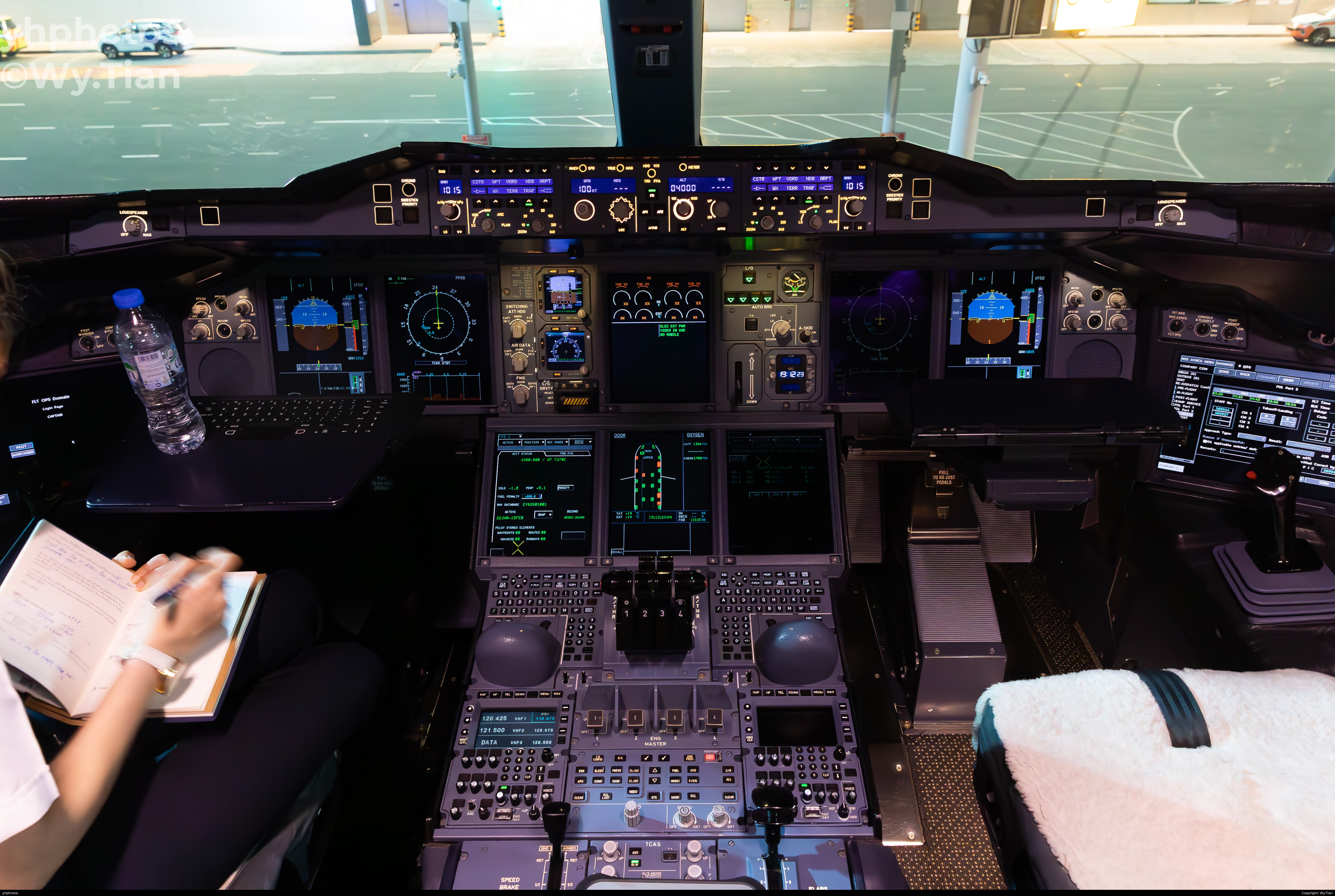 阿提哈德驾驶舱&amp;正在填log的机组