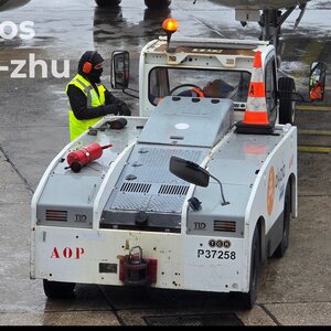 法国奥利国际机场小型抱轮车