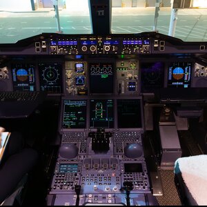 阿提哈德驾驶舱&amp;正在填log的机组